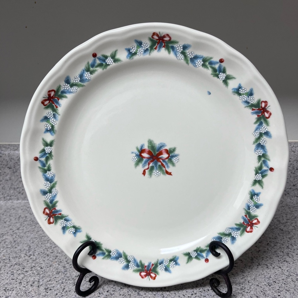 Pfaltzgraff Red Ribbons Pattern Holiday Dinner Plates - Picture 7 of 9